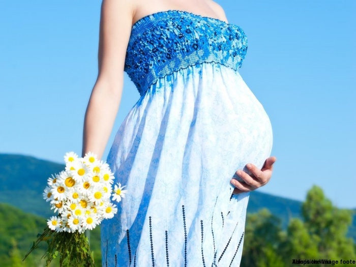 https://adoption.com/wiki/images/thumb/1/1a/What-to-Wear-During-Pregnancy.jpg/700px-What-to-Wear-During-Pregnancy.jpg